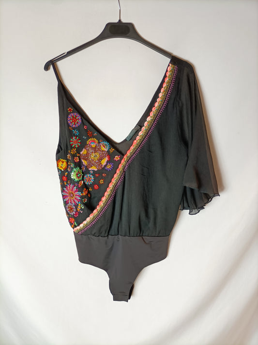 ZARA. Body negro pedrería. T S