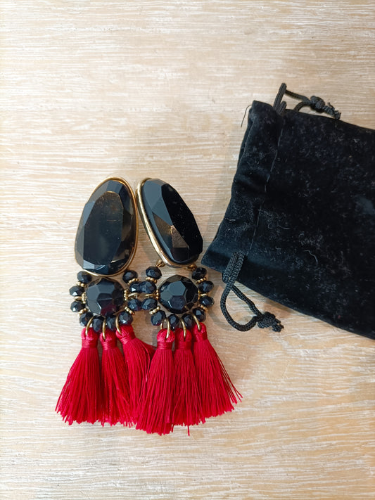 OTRAS.Pendientes negros flecos