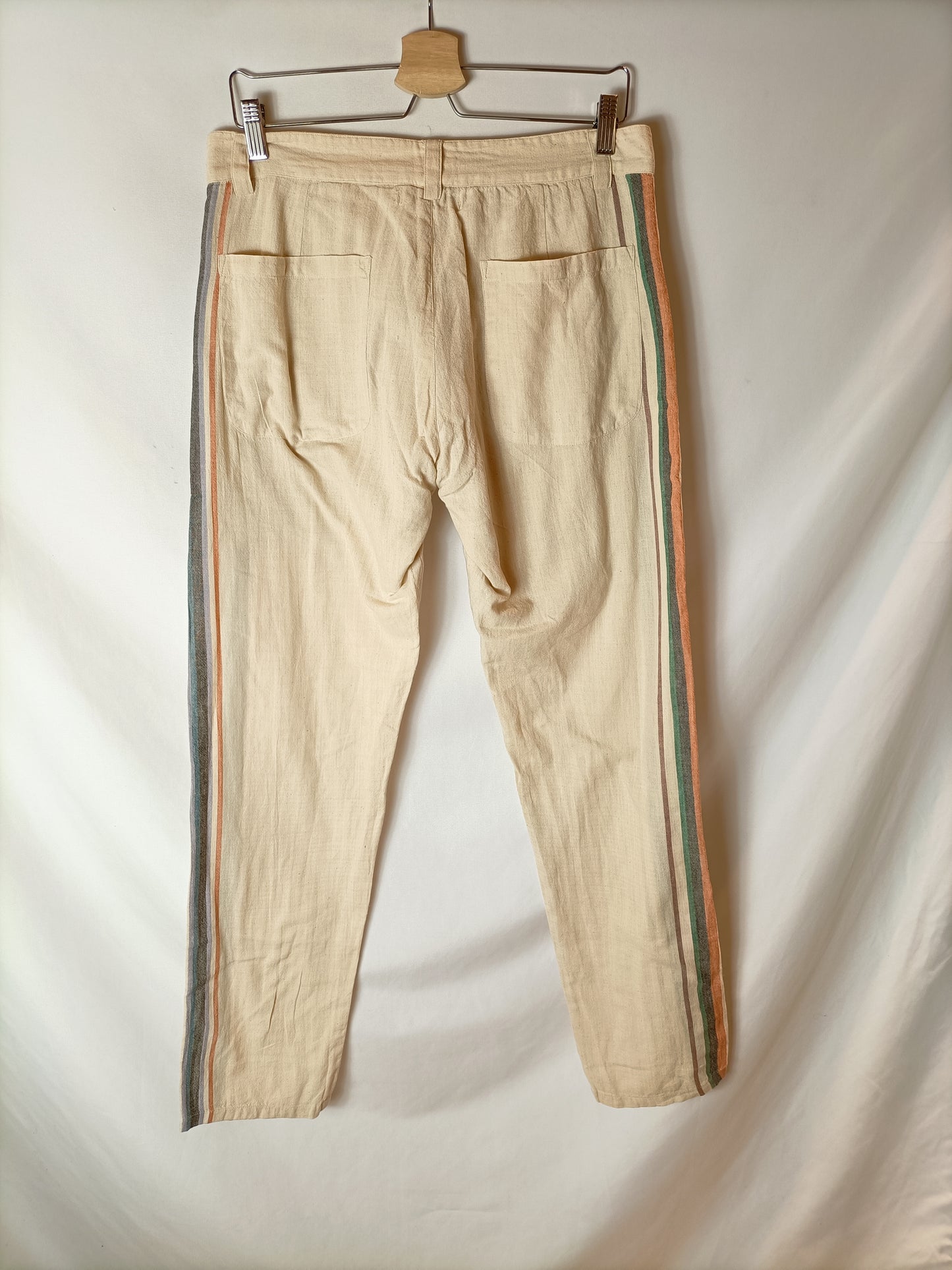 TEMBO. Pantalones beige rayas colores. T M