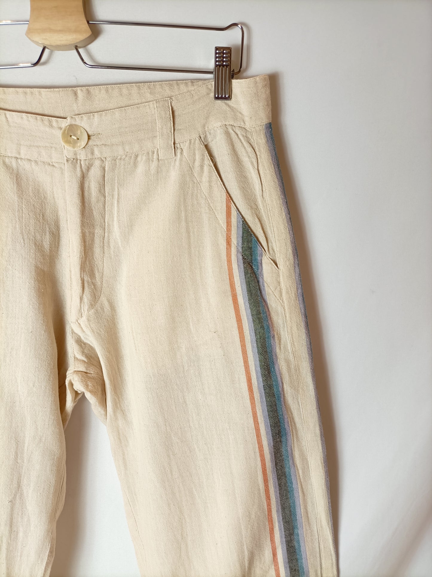TEMBO. Pantalones beige rayas colores. T M