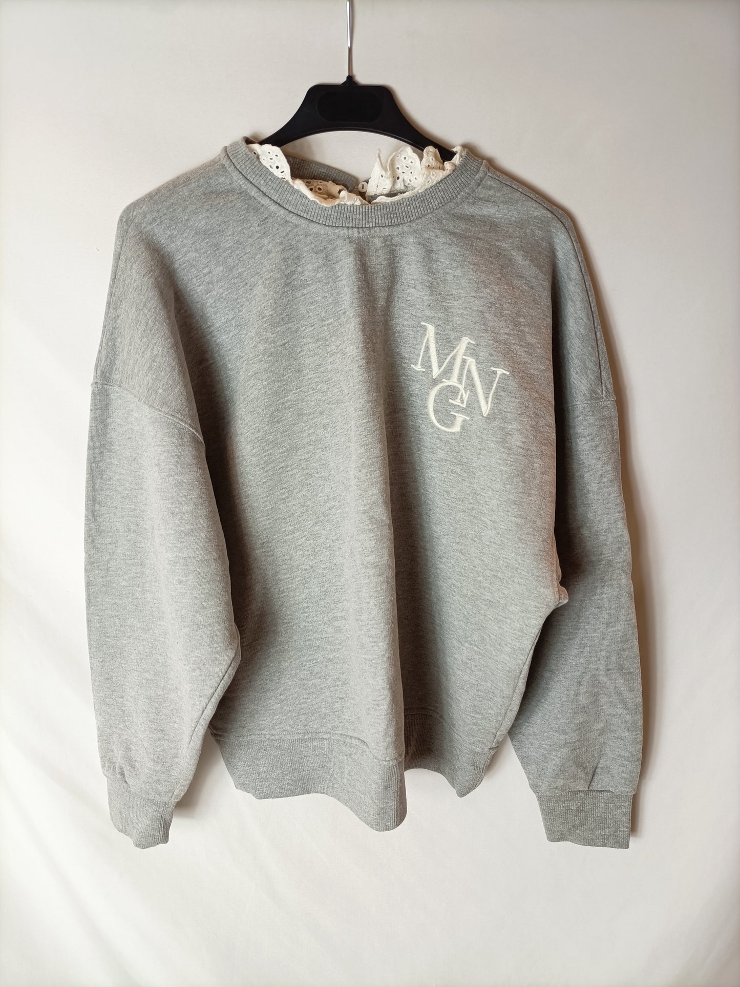 MANGO. Sudadera gris cuello T.s