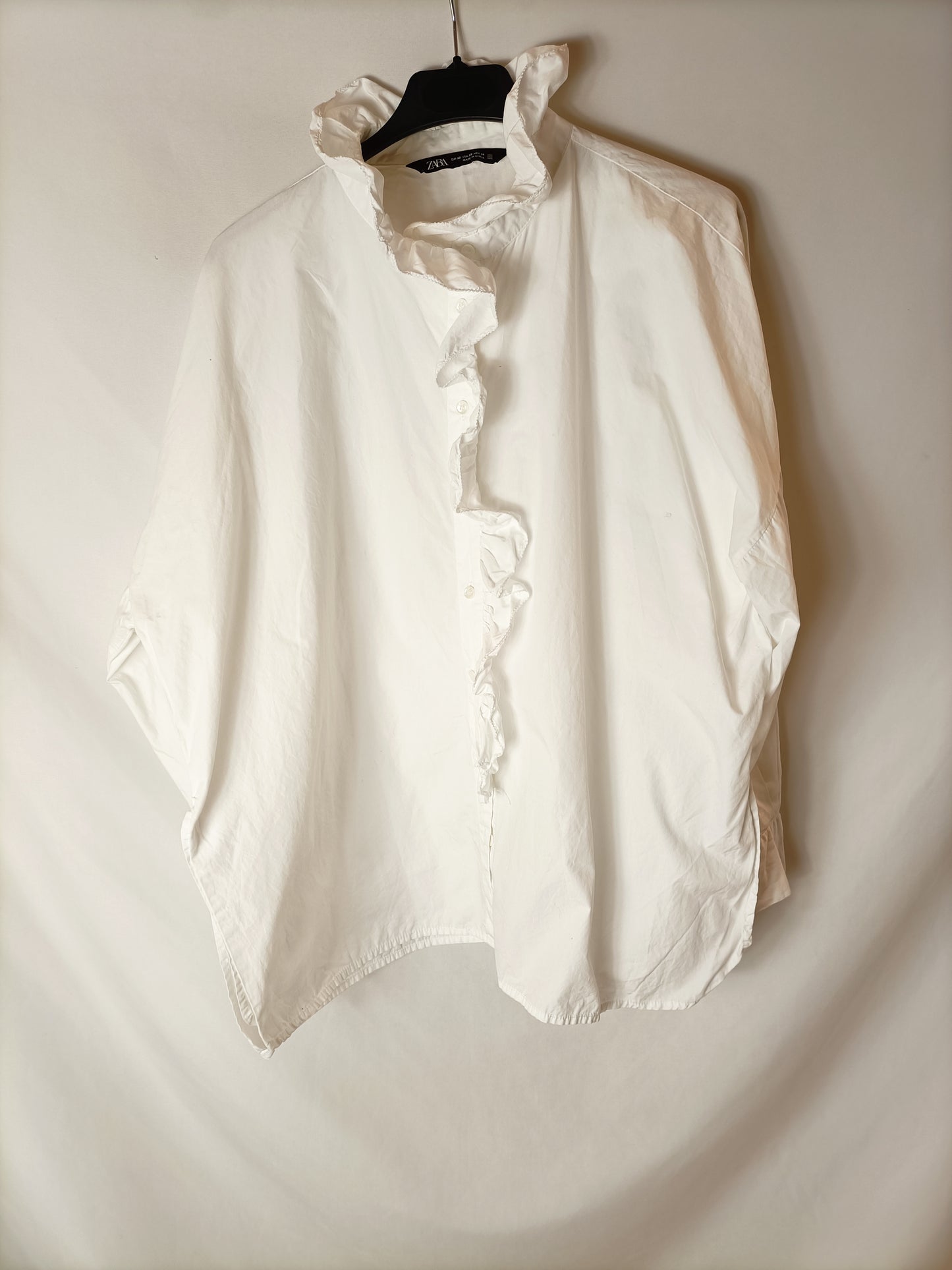 ZARA. Camisa blanca volante T.xs