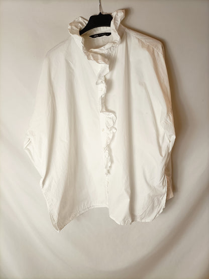 ZARA. Camisa blanca volante T.xs