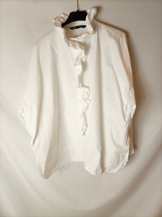 ZARA. Camisa blanca volante T.xs