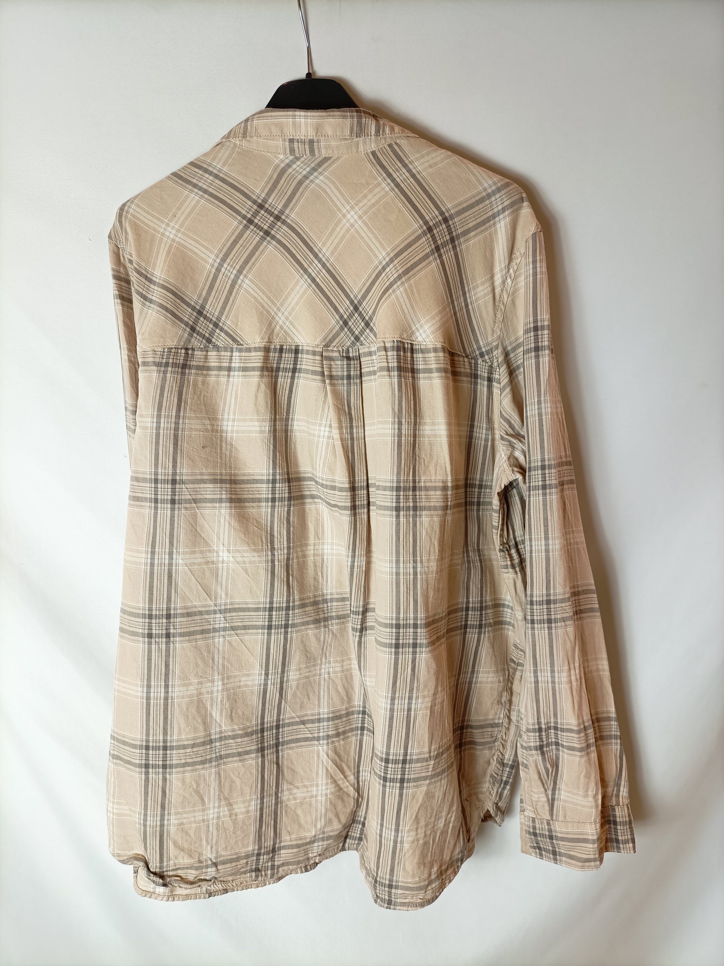 H&M. Camisa beige cuadros T.l