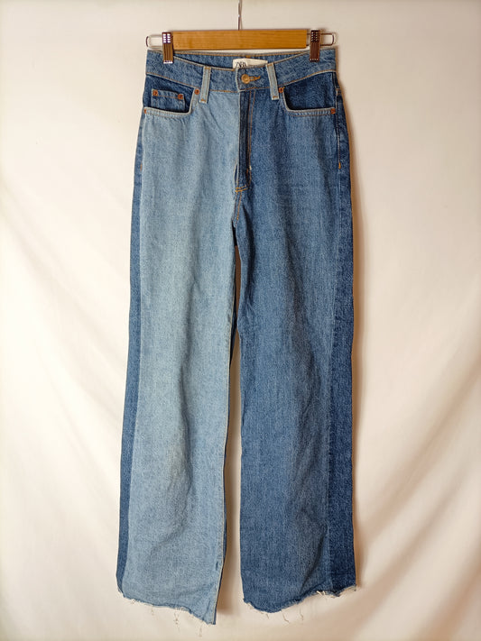 ZARA. Pantalón vaquero pata ancha bicolor. T 34