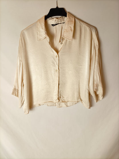 ZARA. Camisa beige blanca satinada T.s