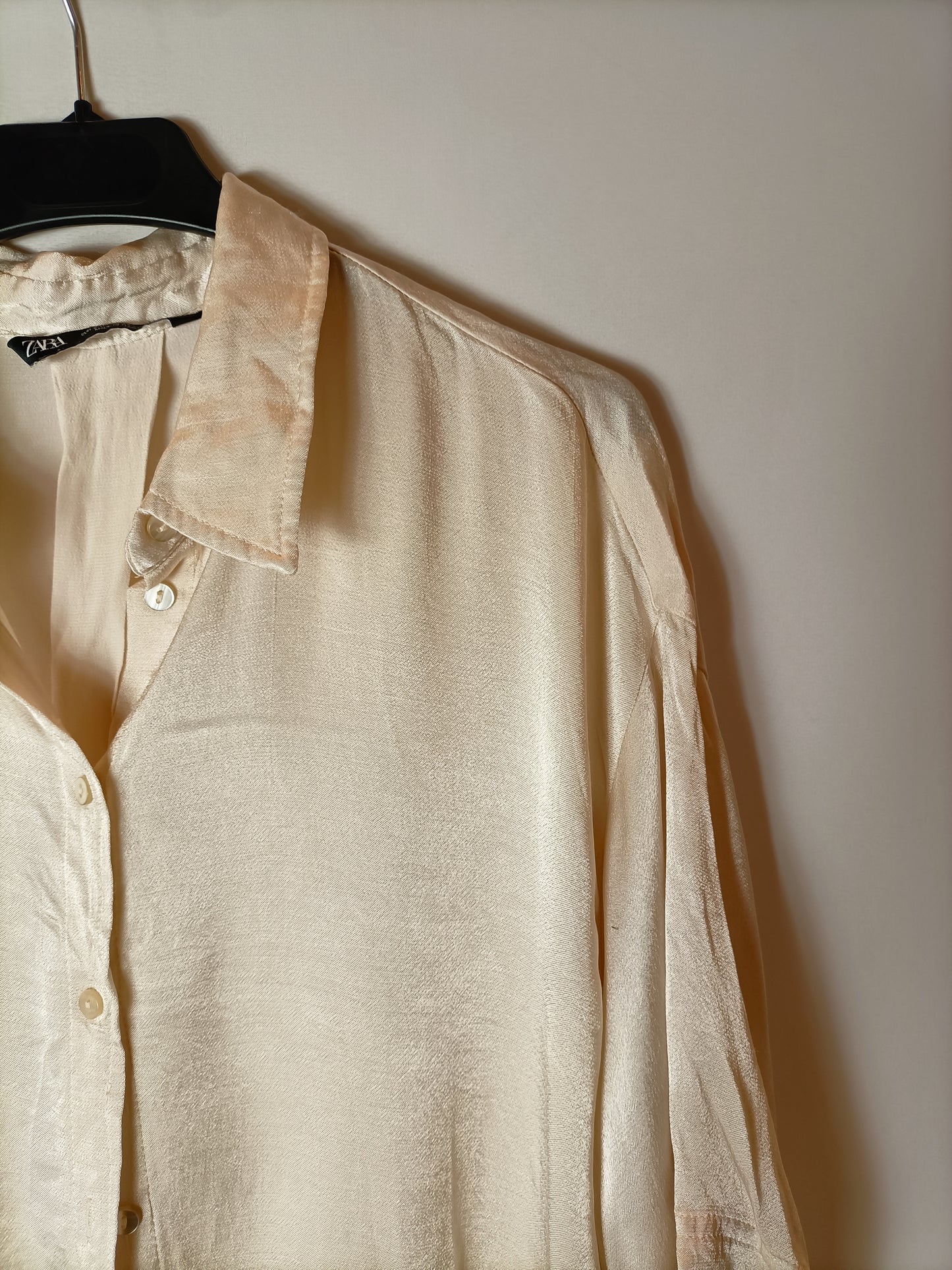 ZARA. Camisa beige blanca satinada T.s