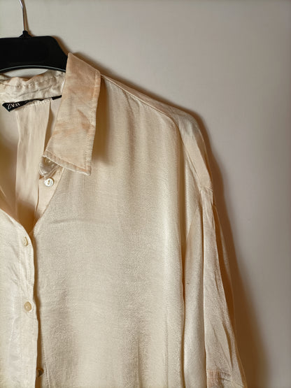 ZARA. Camisa beige blanca satinada T.s