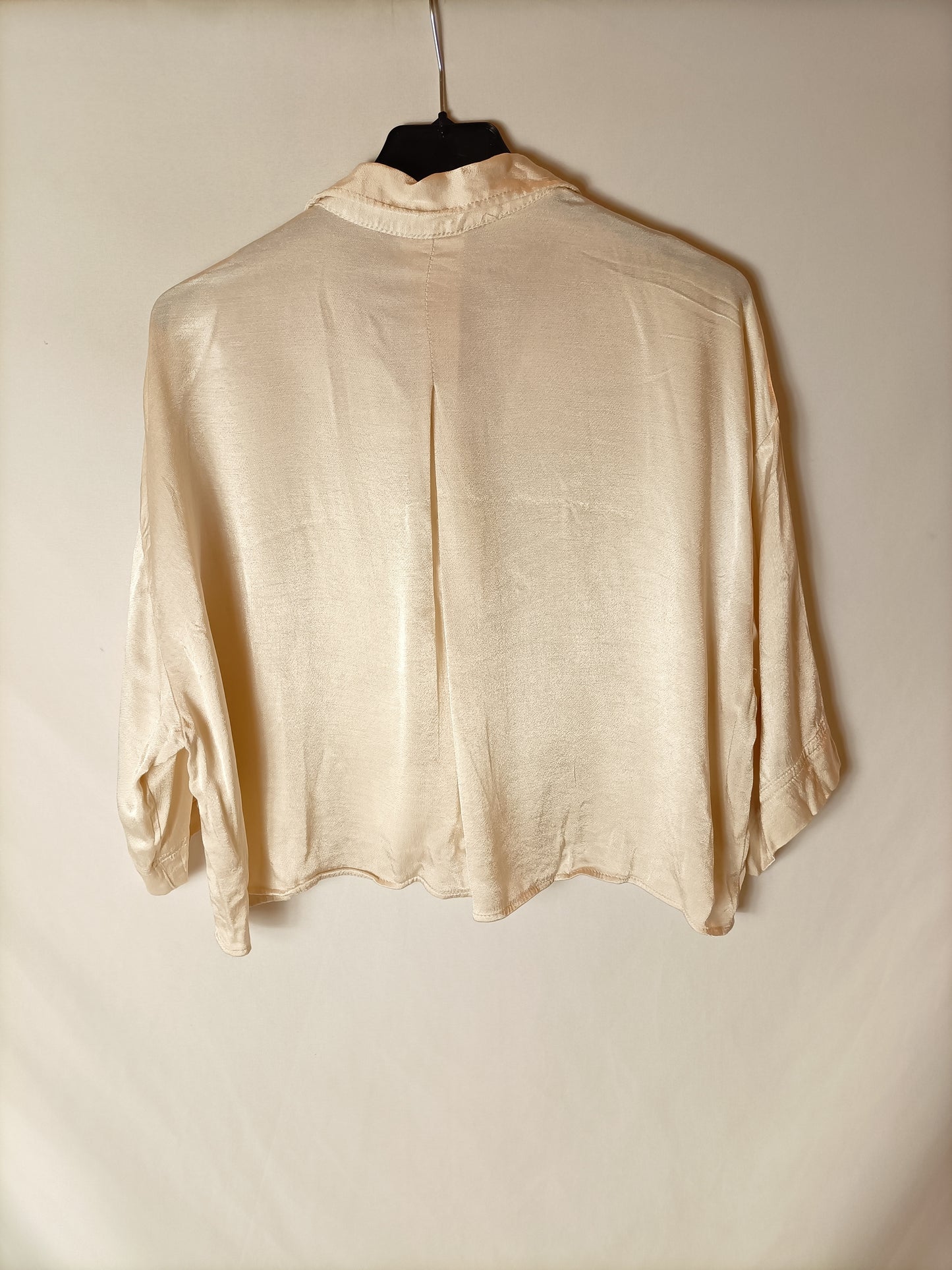 ZARA. Camisa beige blanca satinada T.s