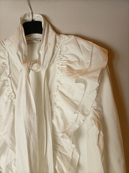ZARA. Blusa blanca volantes. T S