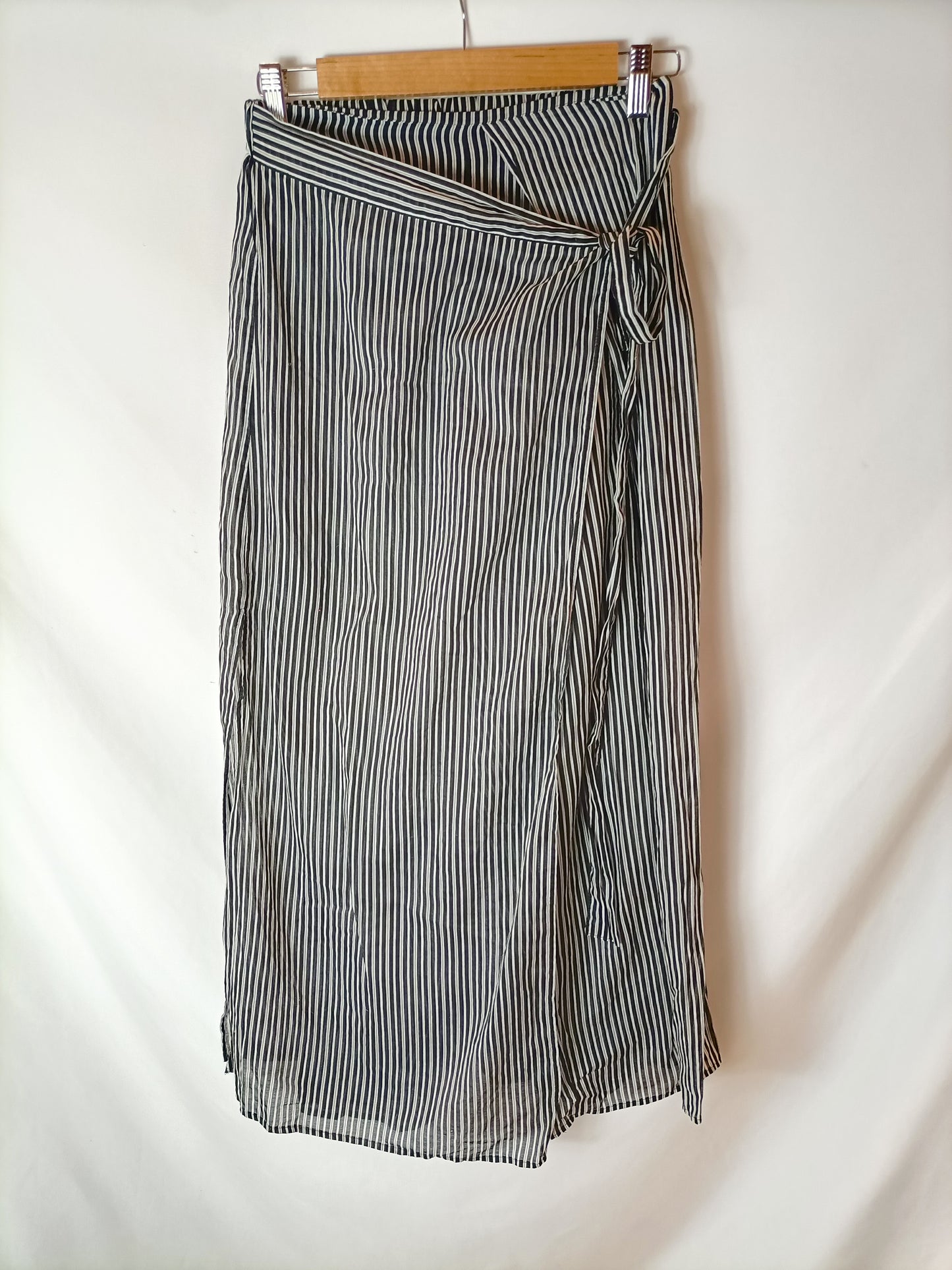 ZARA. Falda pantalón negra rayas. T XS