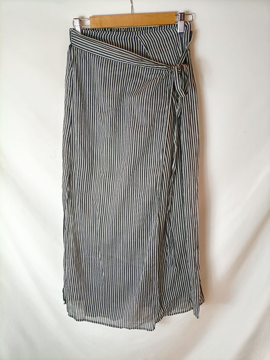 ZARA. Falda pantalón negra rayas. T XS