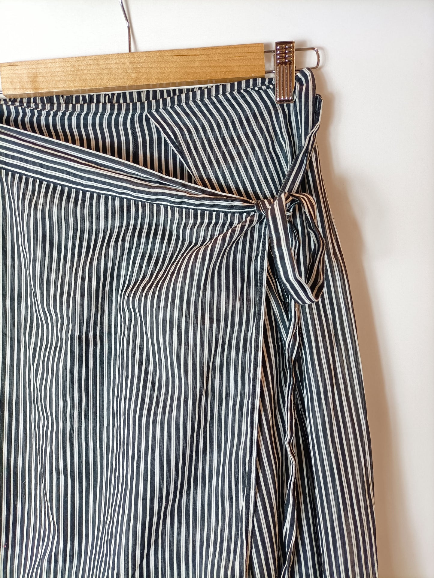 ZARA. Falda pantalón negra rayas. T XS