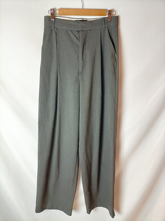 ZARA. Pantalón gris pinzas T.s
