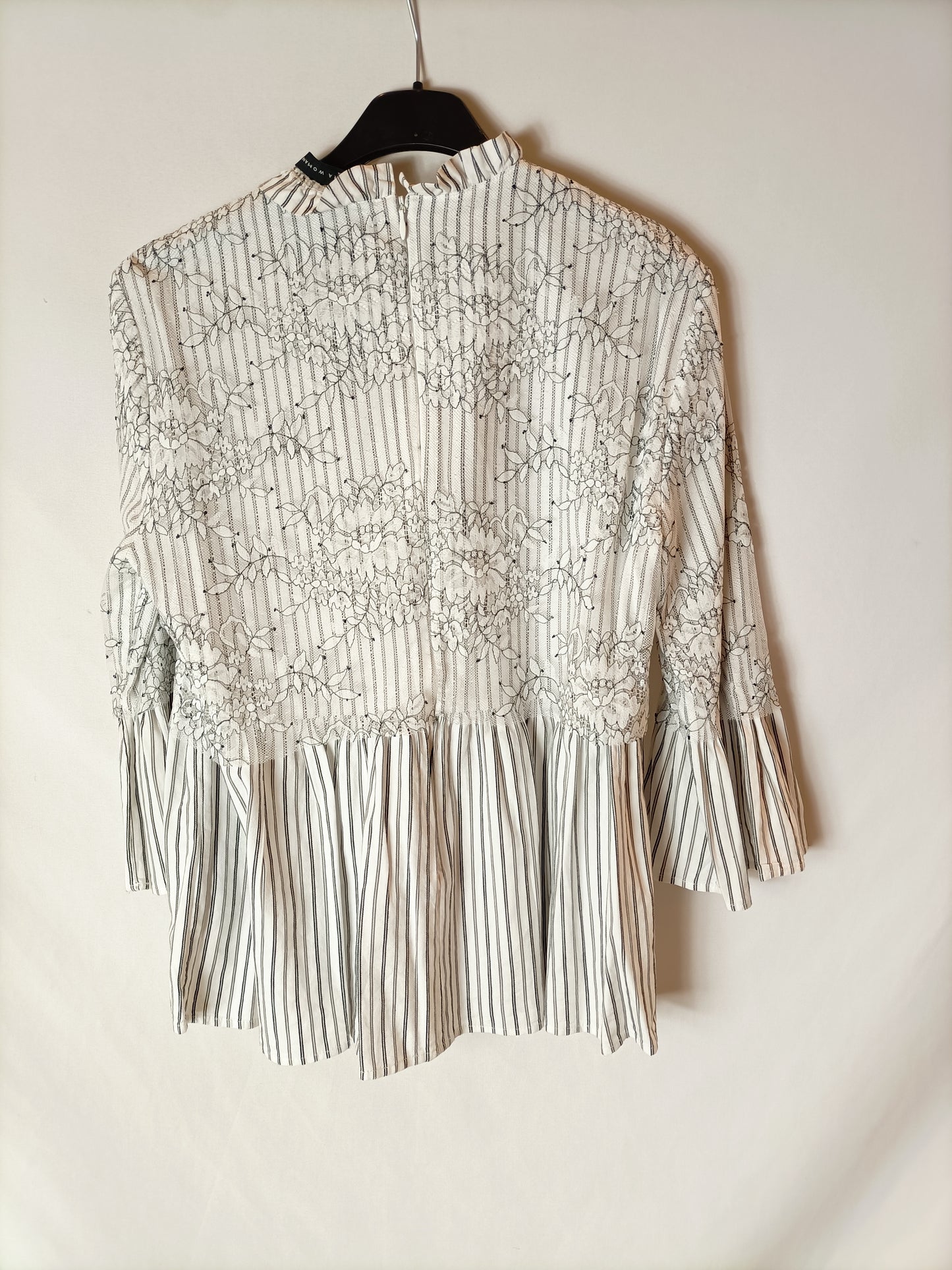 ZARA. Blusa blanca rayas tul. T S