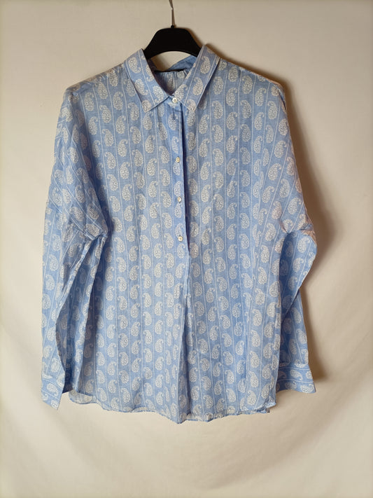 MASSIMO DUTTI. Blusa azul amebas semitransparente. T S/M