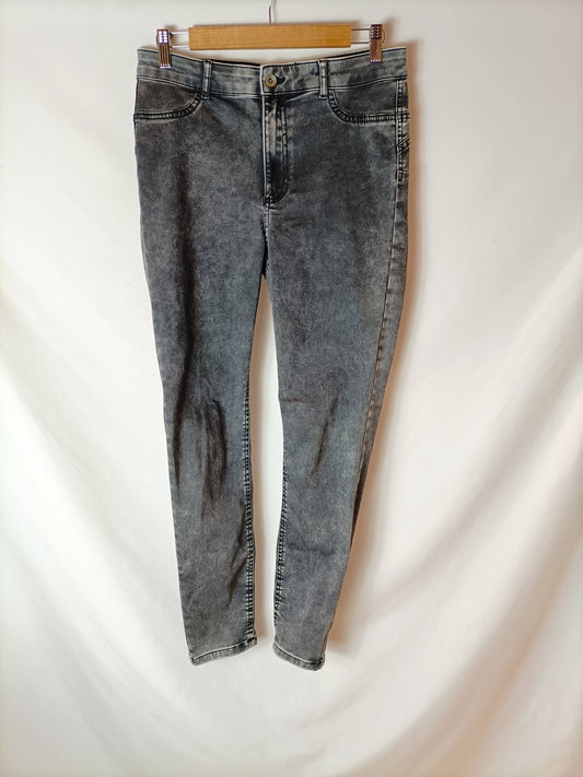 CALZEDONIA. Pantalón gris desgastado T.l