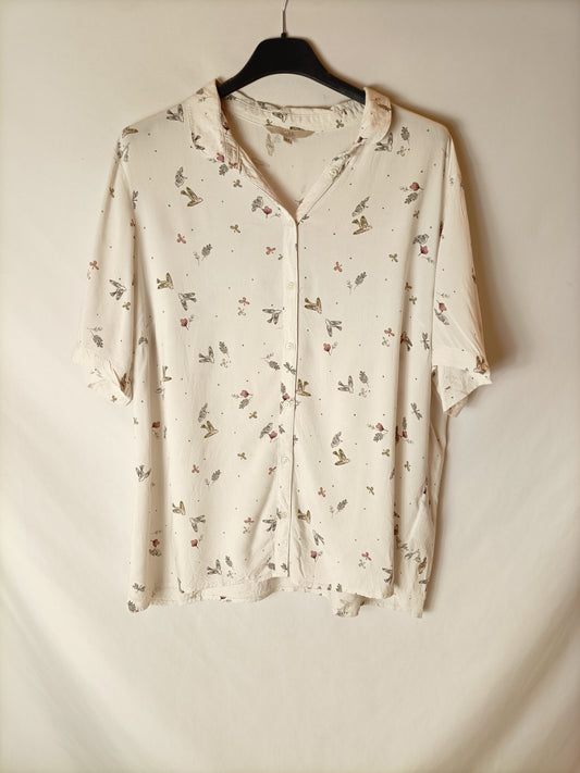 C&A. Blusa beige estampado T.44