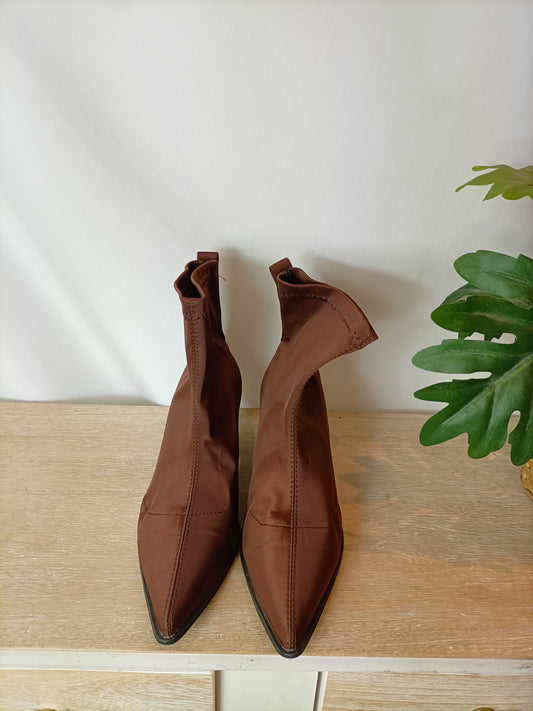OTRAS. Botines marrones neopreno T.38