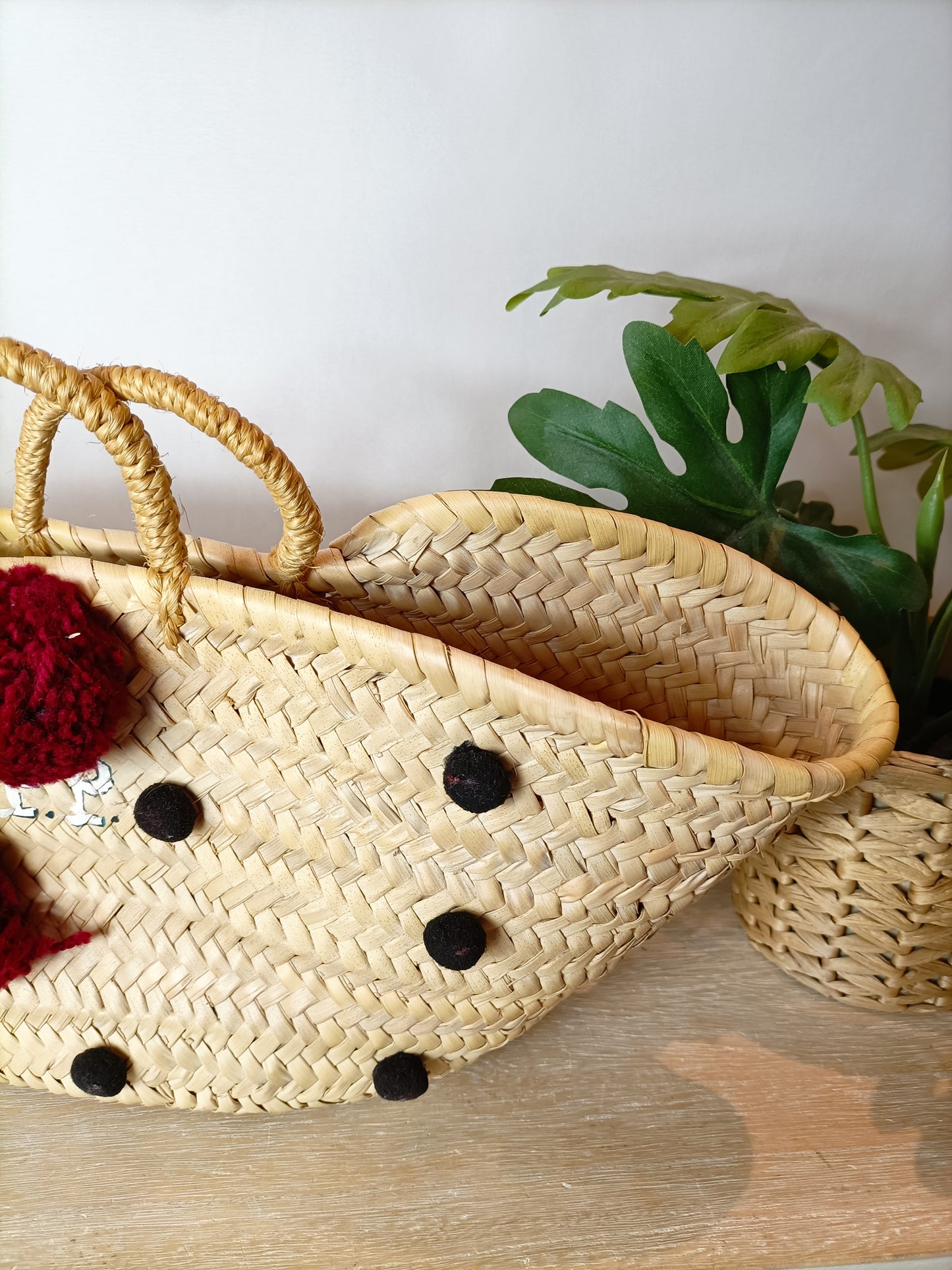 OTRAS. Capazo borlas mediano