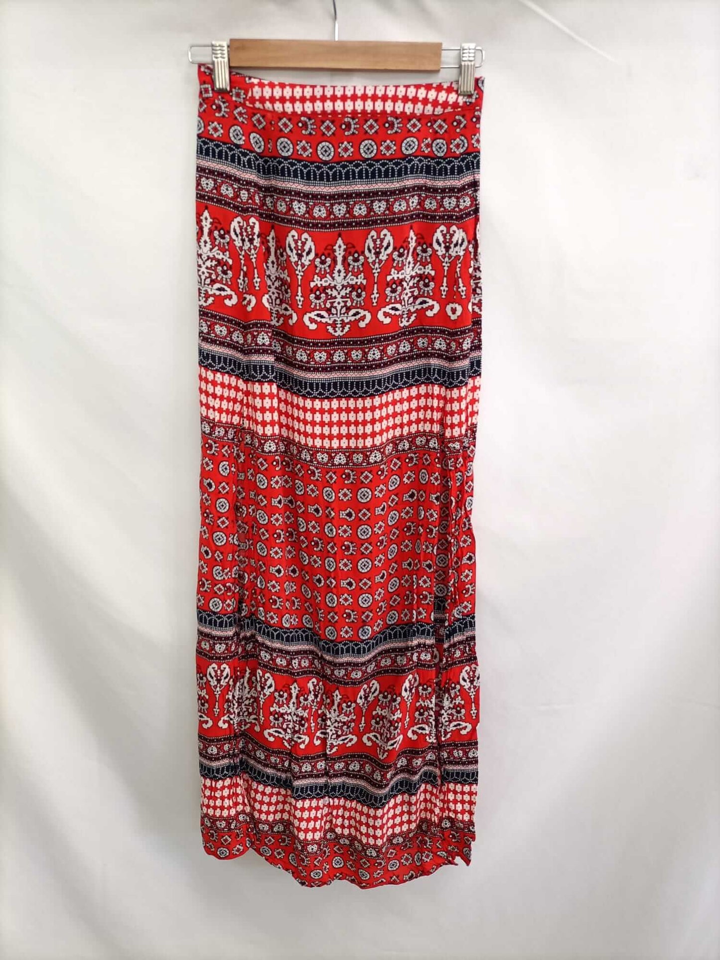 BOOHOO.Falda midi roja aperturas T.36