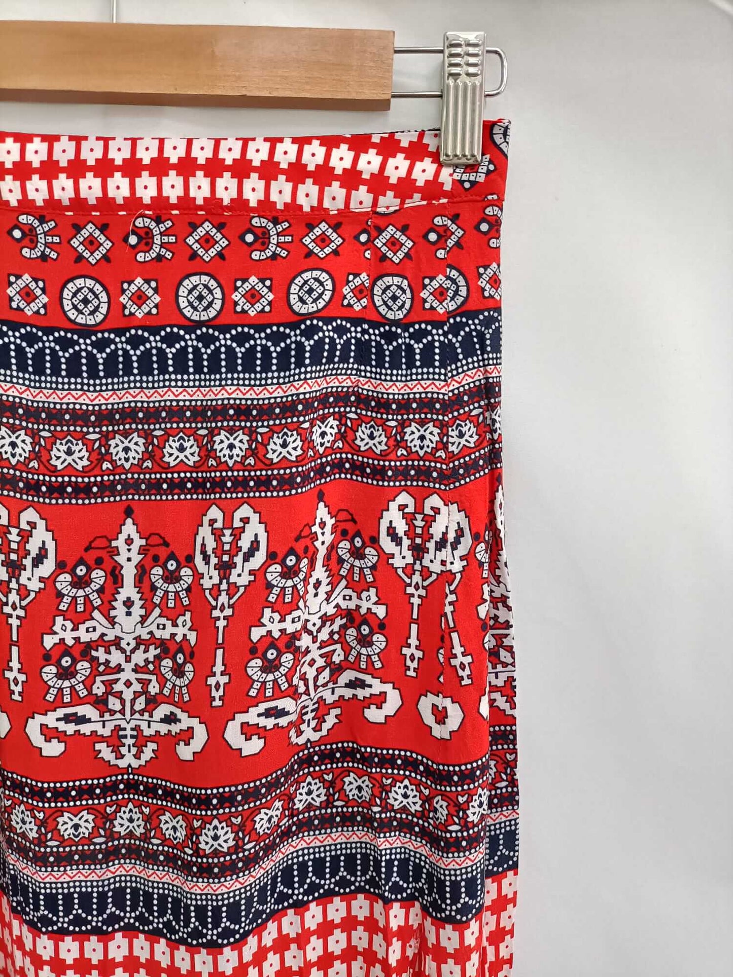 BOOHOO.Falda midi roja aperturas T.36