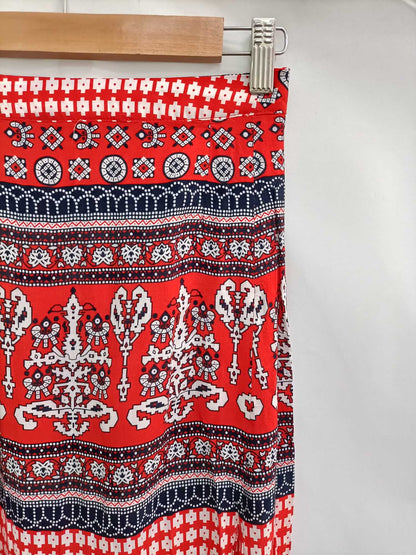 BOOHOO.Falda midi roja aperturas T.36