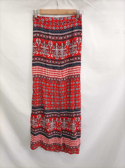 BOOHOO.Falda midi roja aperturas T.36