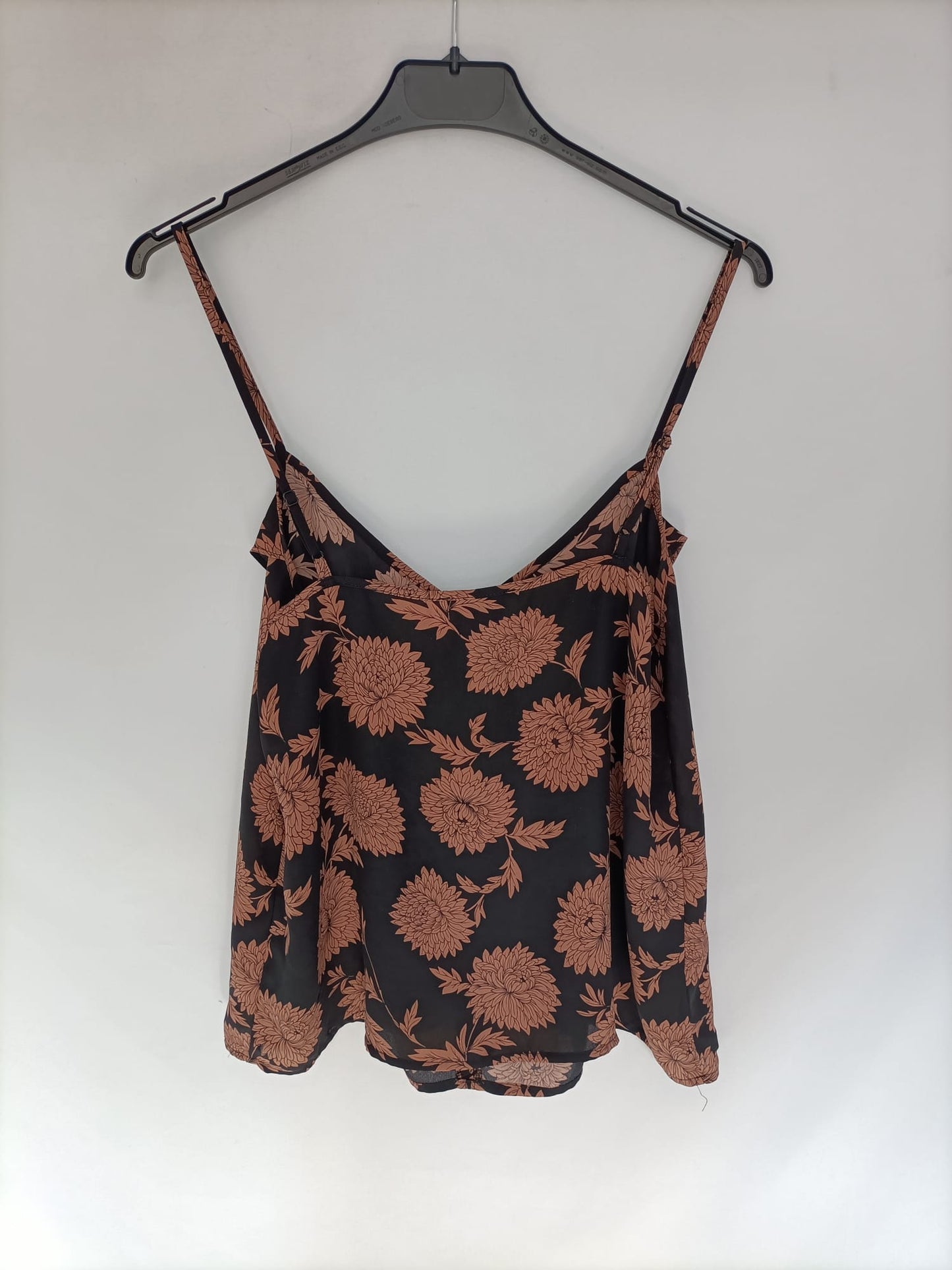 FOREVER21. Top negro flores T.m