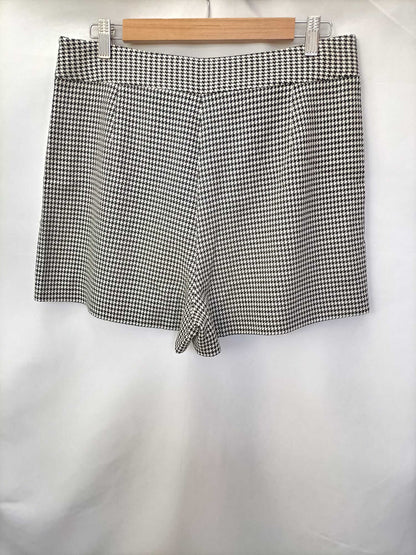 PILI FERRER. Shorts pata de gallo T.m