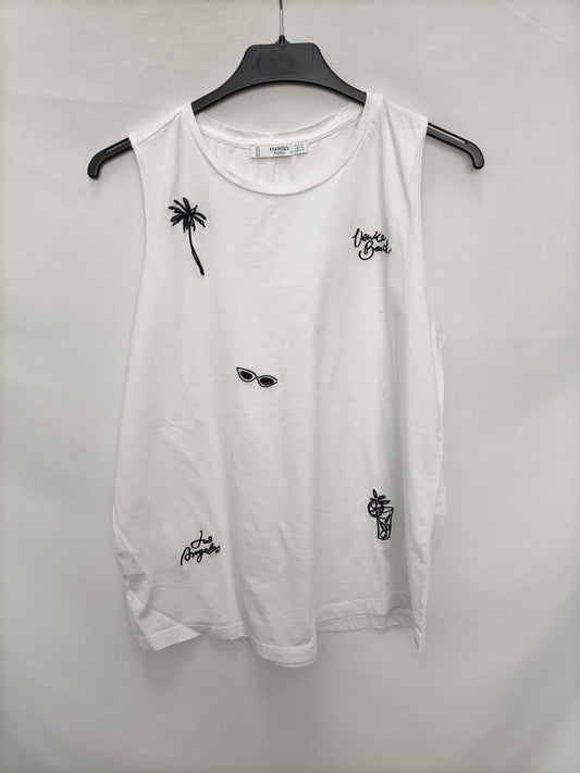 MANGO. Camiseta blanca bordado negro T.m