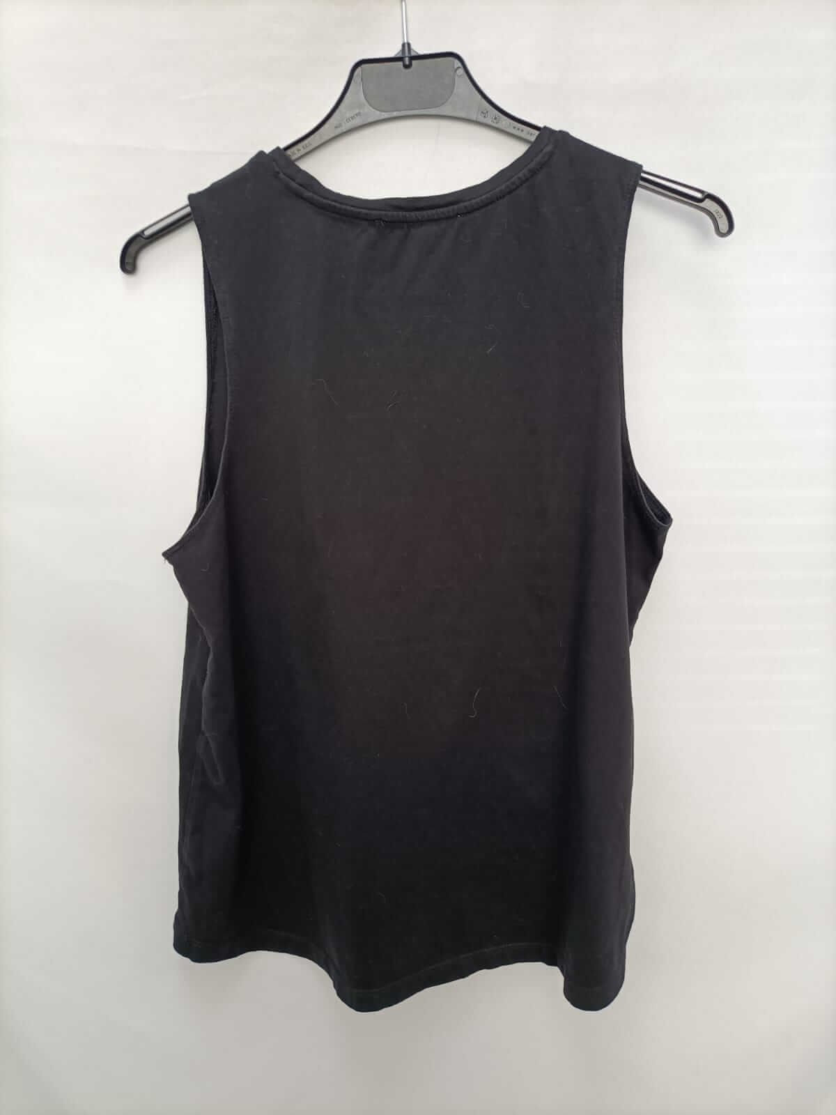 MANGO. Camiseta negra bordado blanco T.m
