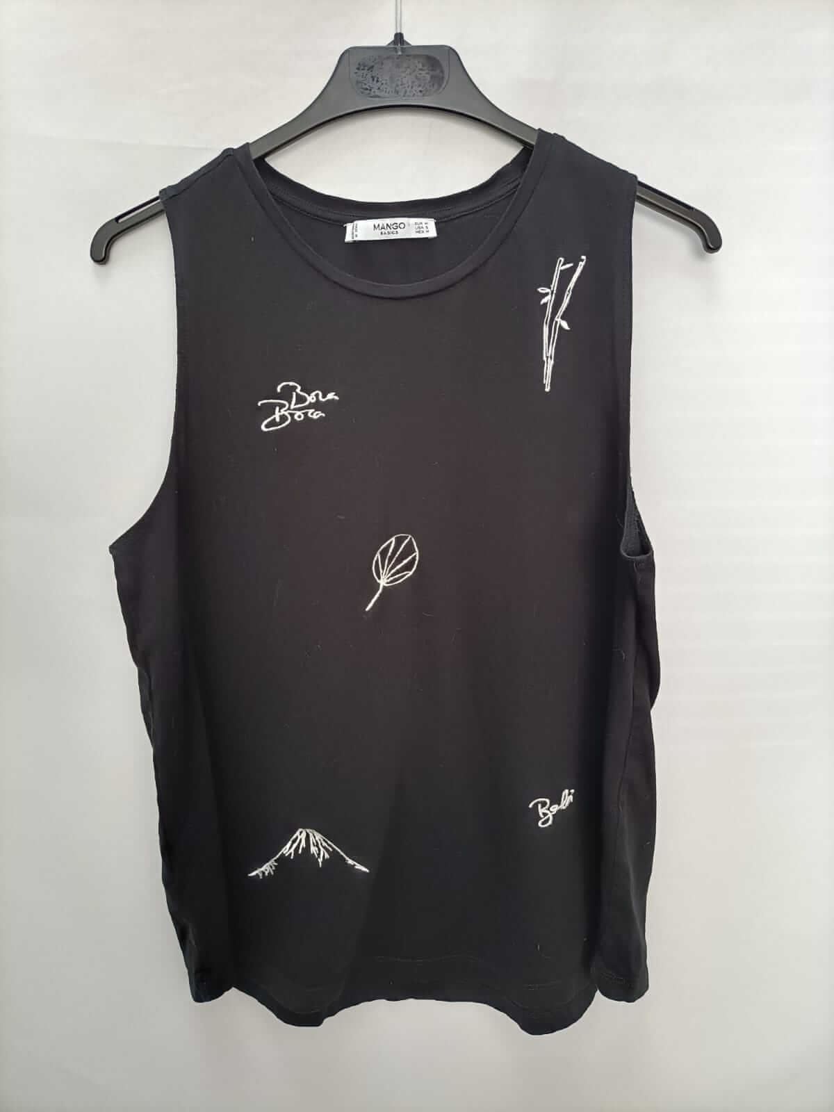 MANGO. Camiseta negra bordado blanco T.m