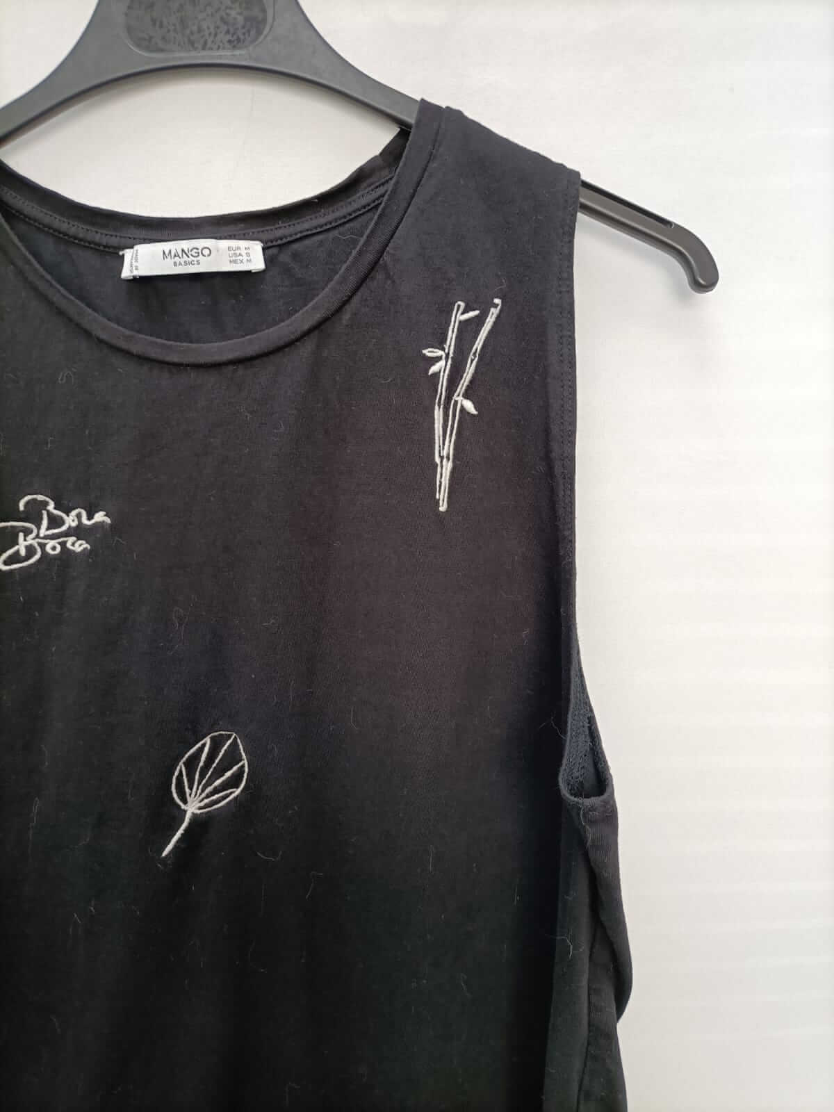 MANGO. Camiseta negra bordado blanco T.m