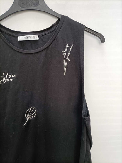 MANGO. Camiseta negra bordado blanco T.m