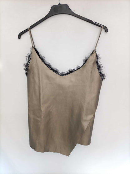 ZARA. Top dorado polipiel T.m