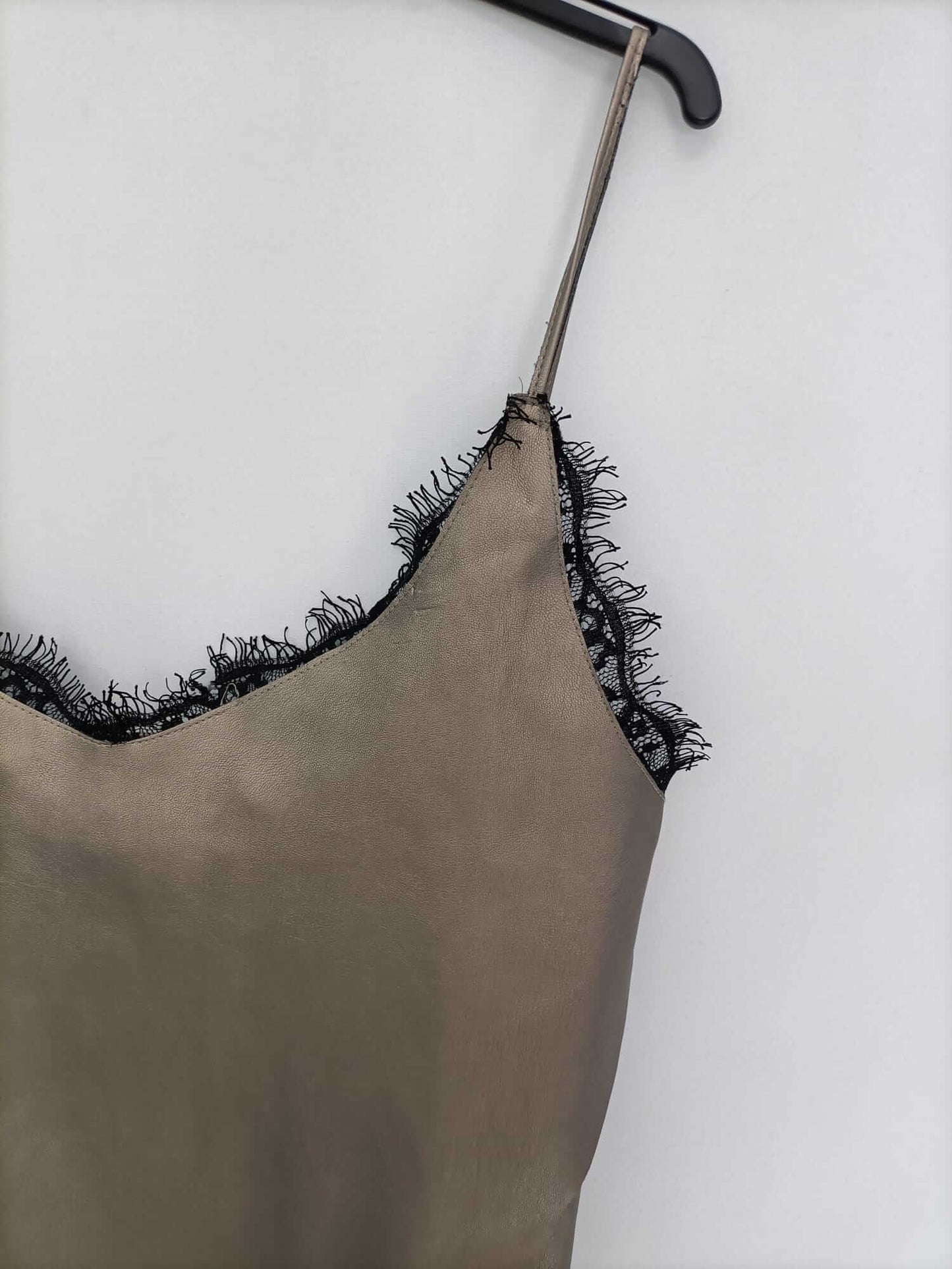 ZARA. Top dorado polipiel T.m