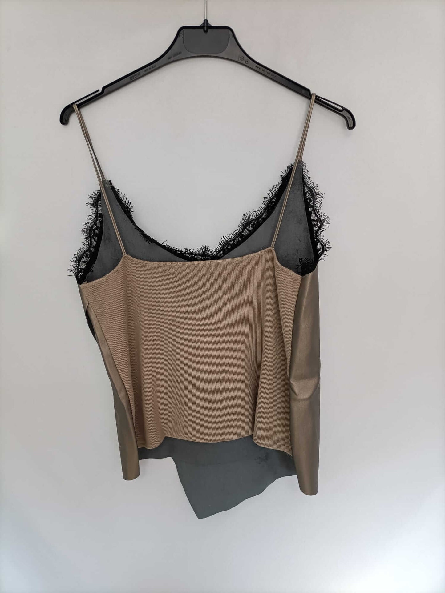 ZARA. Top dorado polipiel T.m