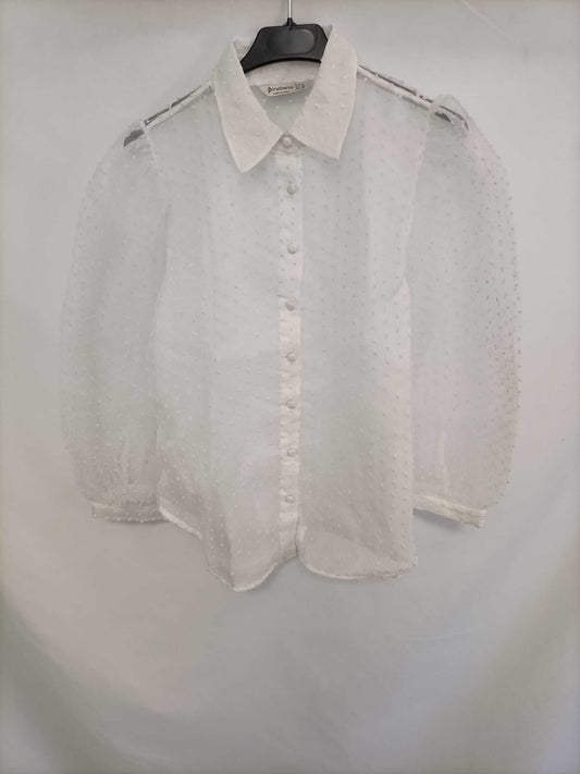 STRADIVARIUS.Blusa blanca plumeti T.m