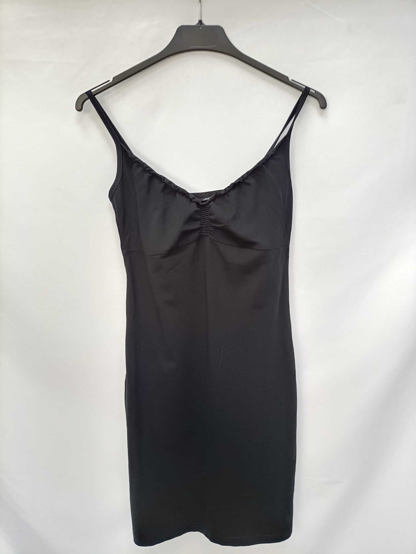 H&M.Vestido negro corto ajustado T.36