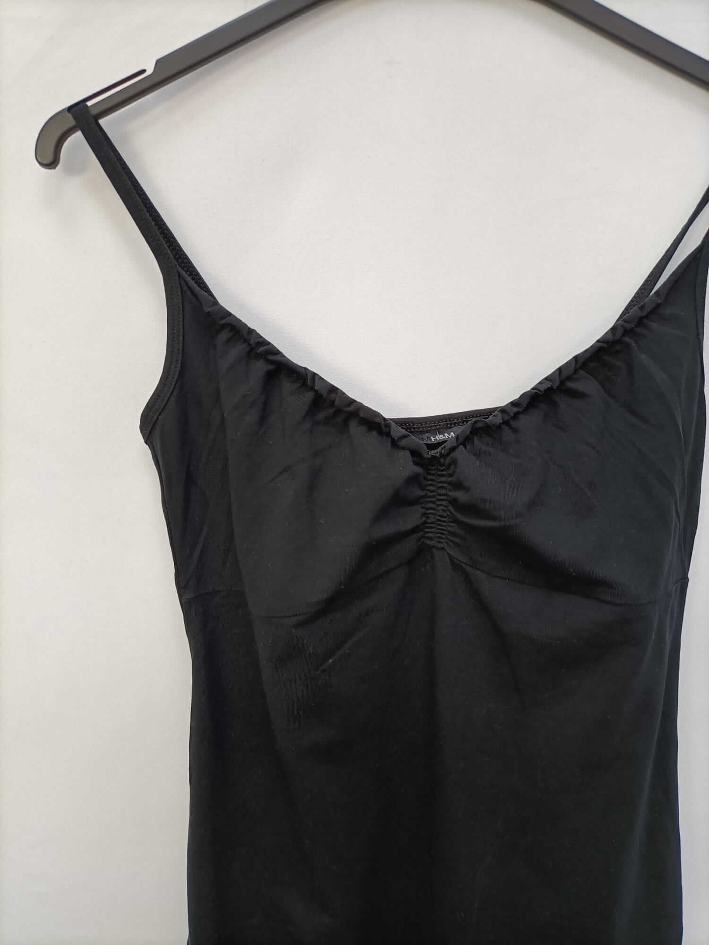 H&M.Vestido negro corto ajustado T.36