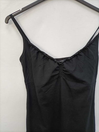 H&M.Vestido negro corto ajustado T.36