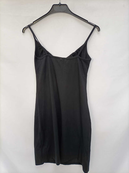 H&M.Vestido negro corto ajustado T.36