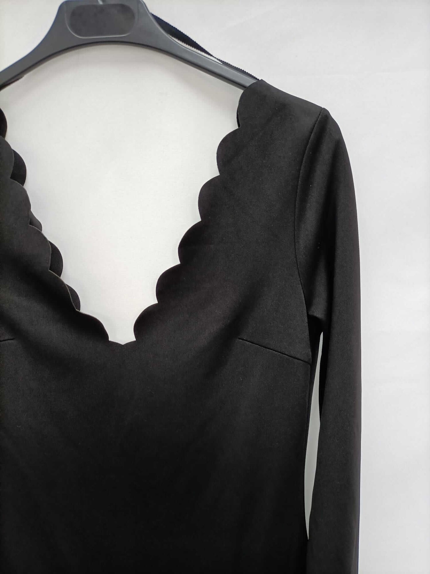 OTRAS.Vestido escote amplio negro T.m