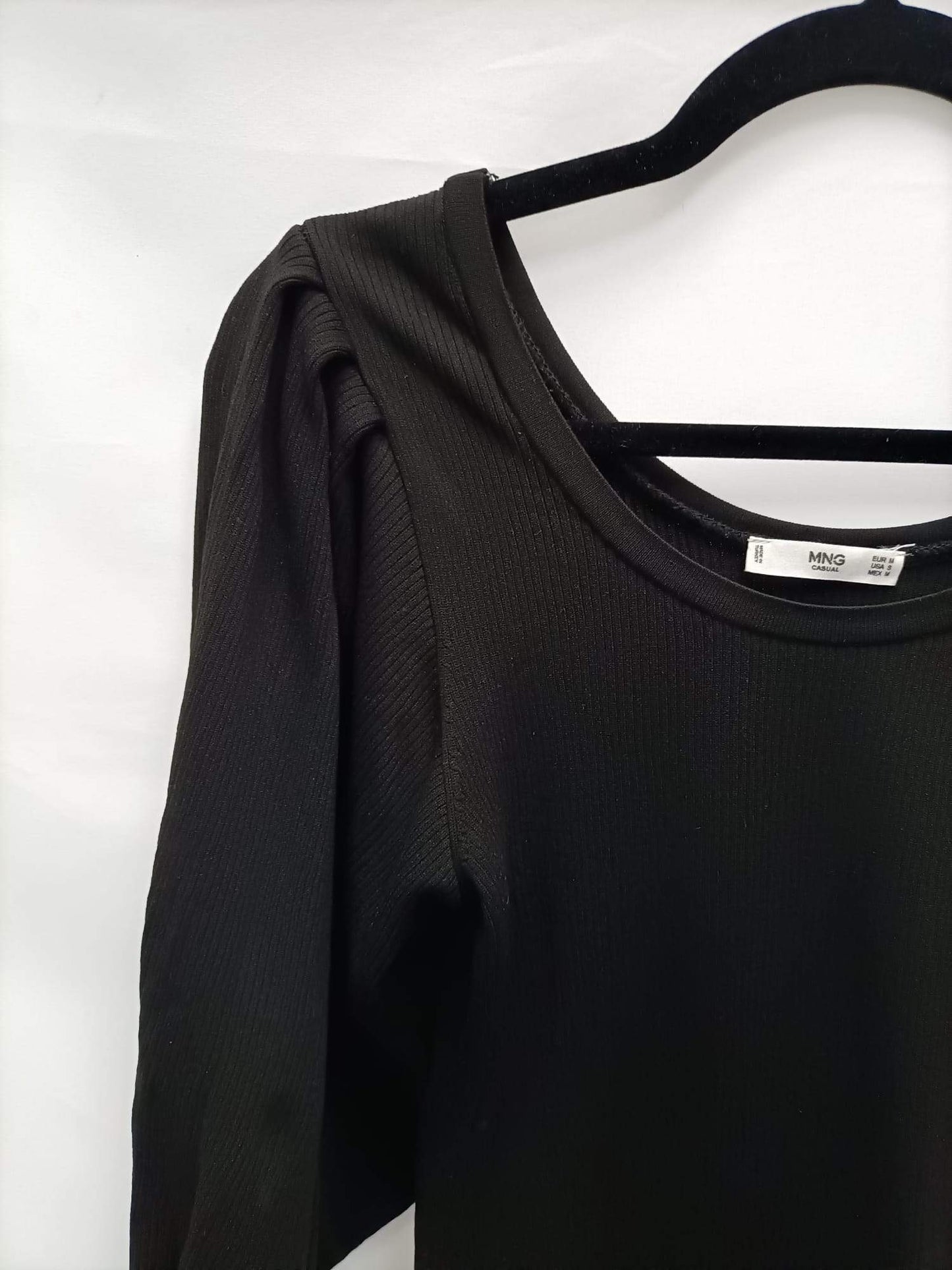 MarKetMANGO.Top/jersey negro canalé mangas abullonadas T.m