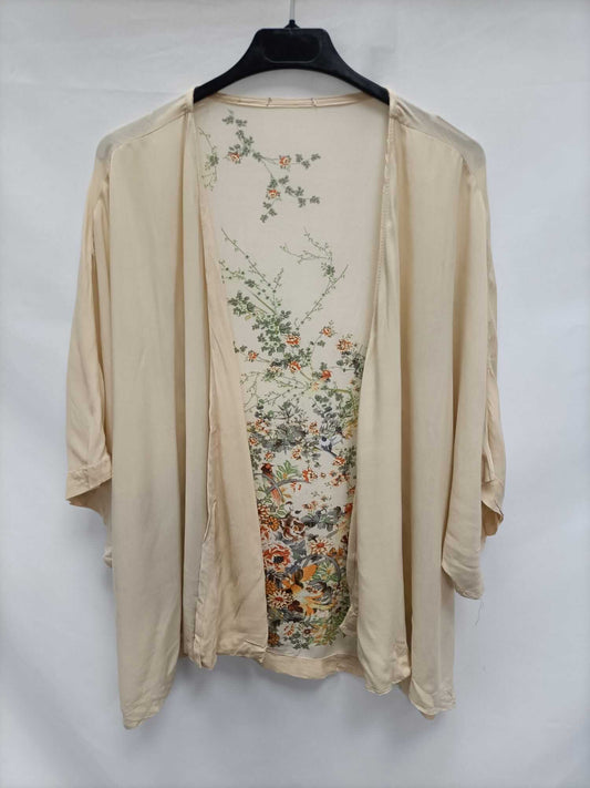 OTHERS. Short beige kimono with TU print