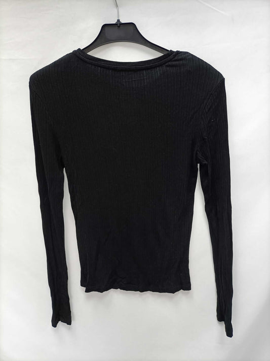 STRADIVARIUS.Top canalé negro hombreras T.m