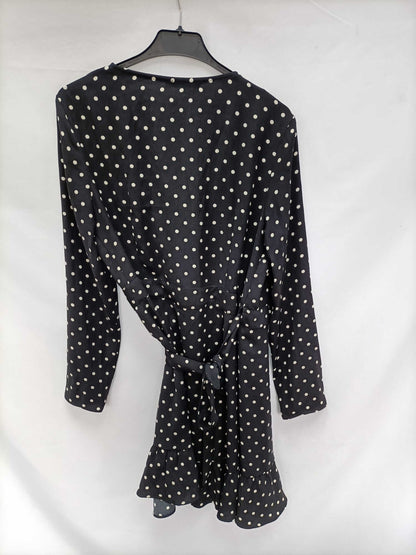 BERSHKA.Vestido corto lunares T.L