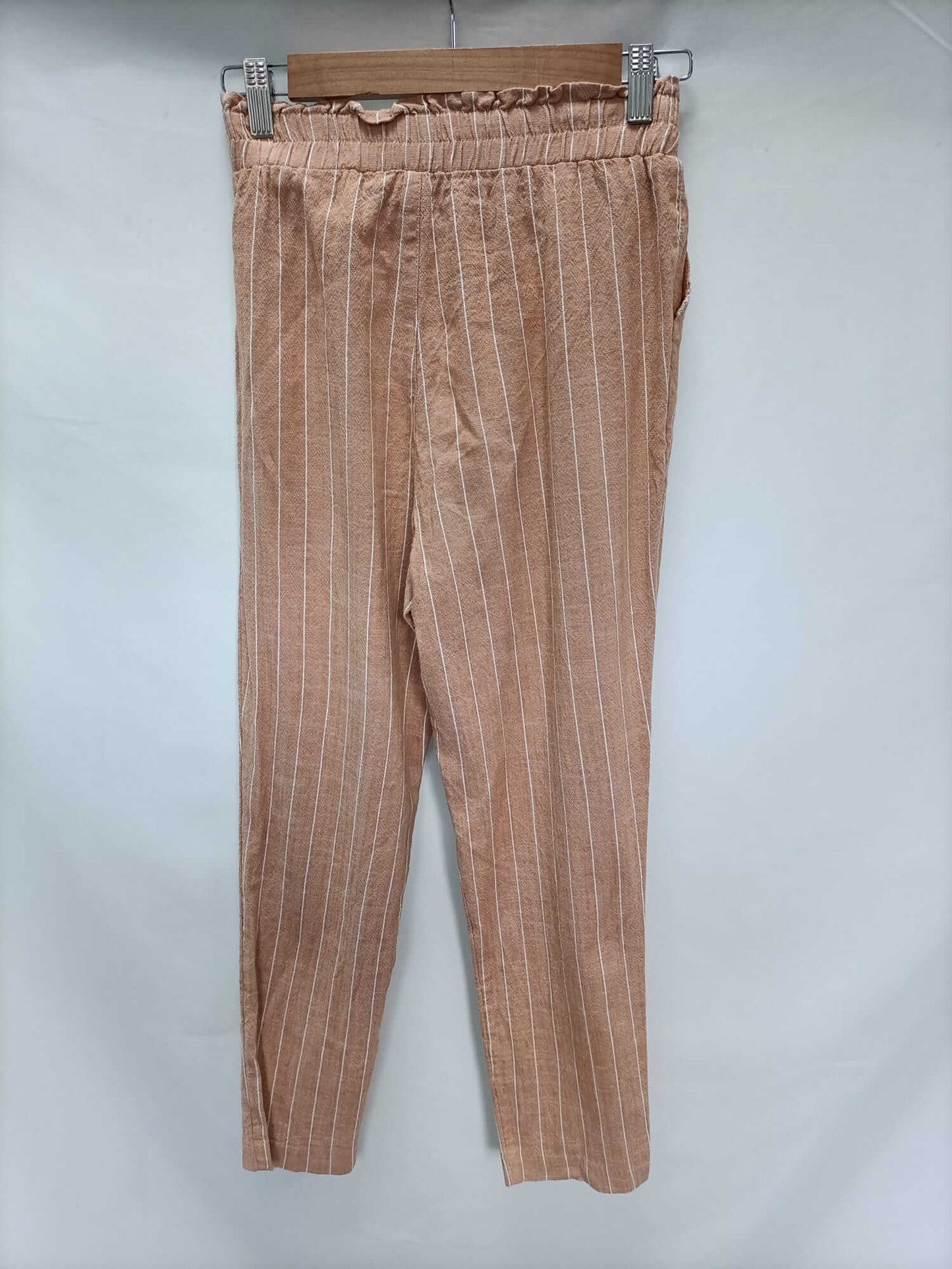 STRADIVARIUS.Pantalones fluidos salmón rayas T.xs